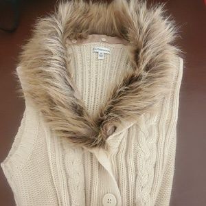 Sleeves sweater with fur collar